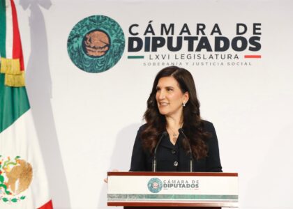 Kenia López Rabadán durante una conferencia en la Cámara de Diputados