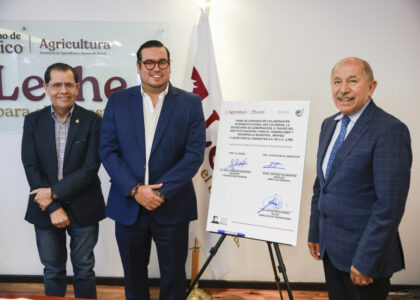 Funcionarios muestran el convenio de colaboración de Leche para el Bienestar e Inafed