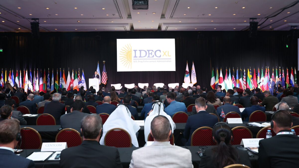 Asistentes y banderas nacionales durante la Conferencia Internacional para el Control de Drogas.