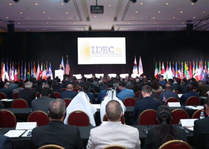 Asistentes y banderas nacionales durante la Conferencia Internacional para el Control de Drogas.