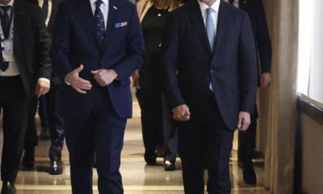 Omar García Harfuch camina junto a autoridades internacionales durante una reunión de seguridad.