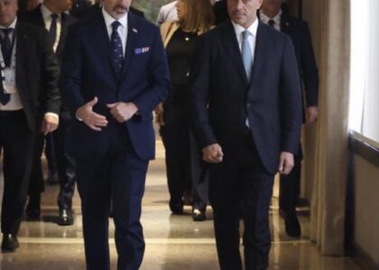 Omar García Harfuch camina junto a autoridades internacionales durante una reunión de seguridad.