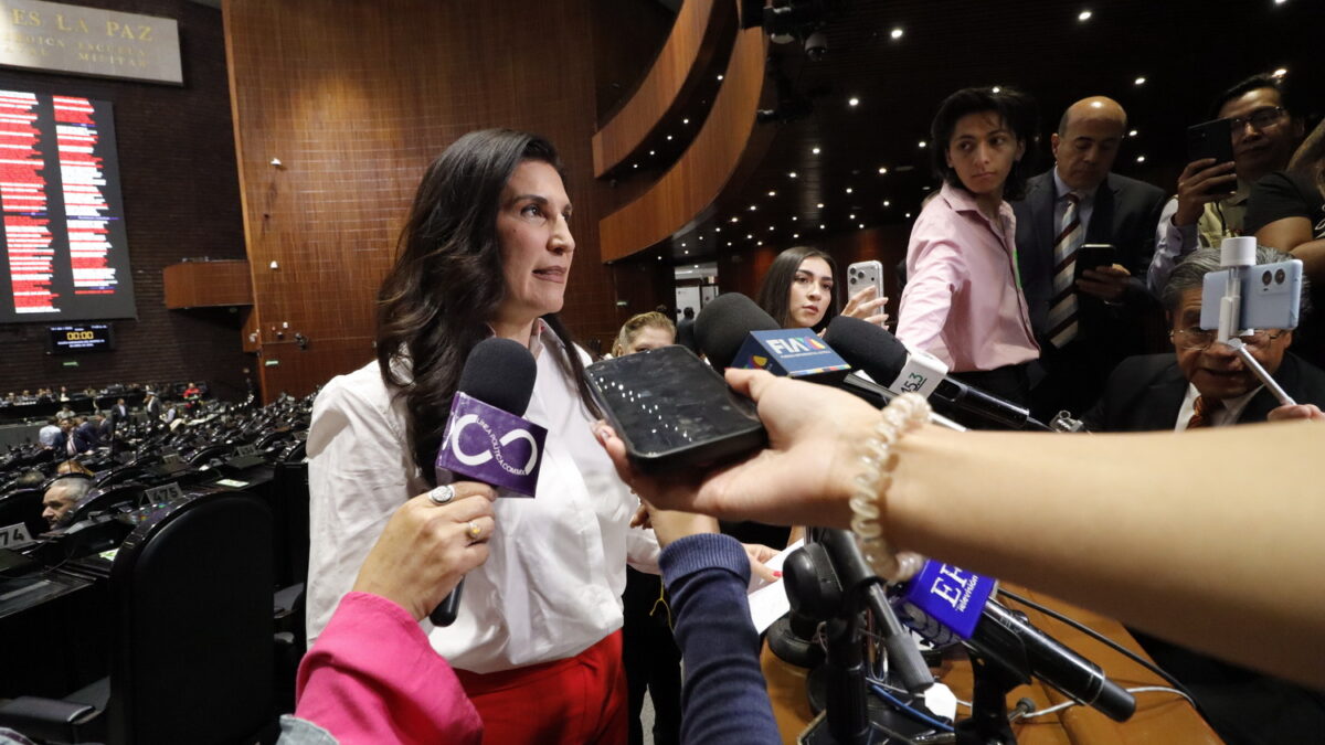 Kenia López Rabadán atiende a medios en el recinto de la Cámara de Diputados.