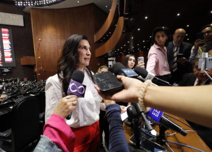 Kenia López Rabadán atiende a medios en el recinto de la Cámara de Diputados.