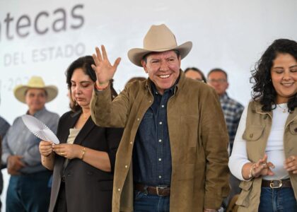 David Monreal saluda durante el foro de programas sociales en Fresnillo