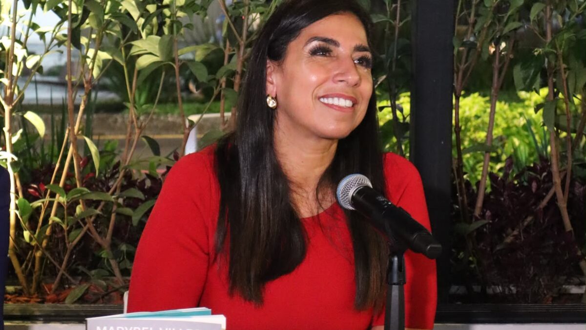Marybel Villegas conversa durante la presentación de Futuro, el Quintana Roo que sueño