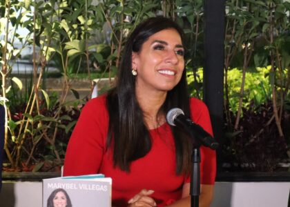 Marybel Villegas conversa durante la presentación de Futuro, el Quintana Roo que sueño