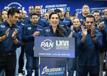 Kenia López Rabadán durante su mensaje ante integrantes del PAN en La Paz