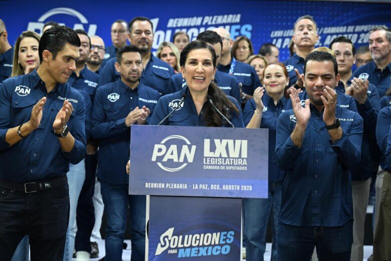 Kenia López Rabadán durante su mensaje ante integrantes del PAN en La Paz