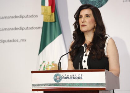 Kenia López Rabadán en conferencia desde la Cámara de Diputados