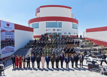 Elementos de seguridad y personal policial reunidos frente al C5i de Zacatecas durante un foro por la paz