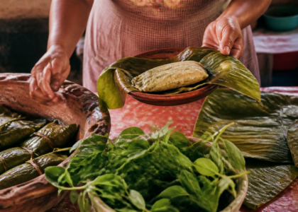 Pabellón gastronómico con productos zacatecanos, artesanías y botellas de mezcal
