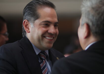 Raúl Bolaños-Cacho Cué conversa con representantes de medios.