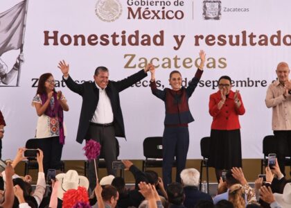 Claudia Sheinbaum y David Monreal saludan a asistentes en la Plaza de Armas de Zacatecas