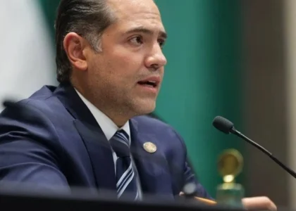 Raúl Bolaños-Cacho Cué participa en una sesión legislativa frente a un micrófono